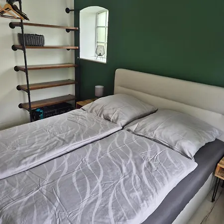 Thirty Minutes Apartman *