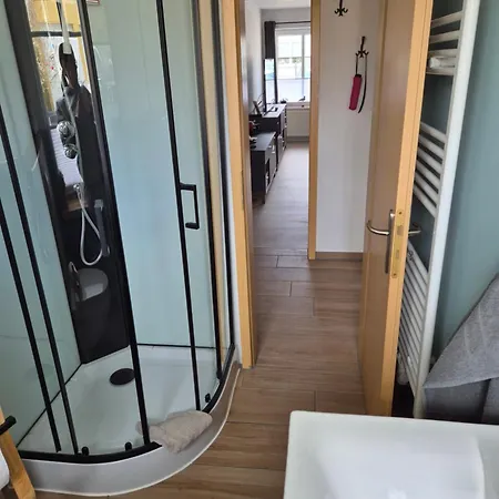 Thirty Minutes Apartment *